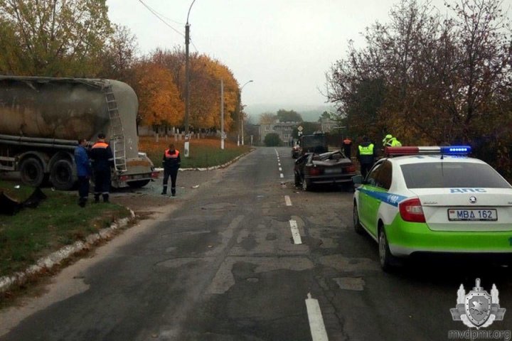 Серьезная авария в Рыбнице: автомобиль врезался в цементовоз и перевернулся (ФОТО)