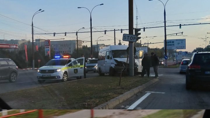 ДТП в столице: маршрутка с пассажирами столкнулась с легковушкой и врезалась в столб (ФОТО)