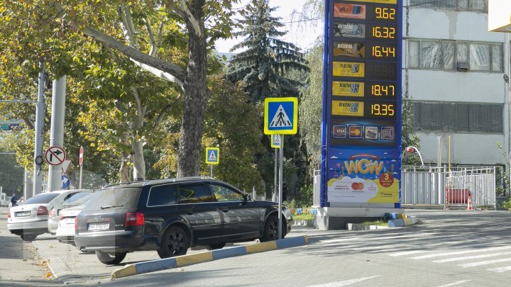 Сети АЗС снизили цены на бензин и дизельное топливо (ФОТОРЕПОРТАЖ)