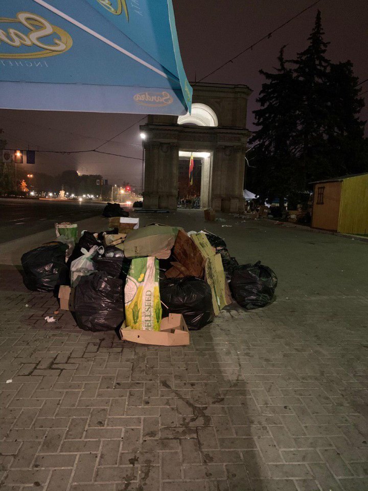 После празднования Дня города на центральной площади Кишинева остались горы мусора (ФОТО)