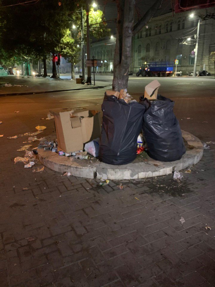 После празднования Дня города на центральной площади Кишинева остались горы мусора (ФОТО)