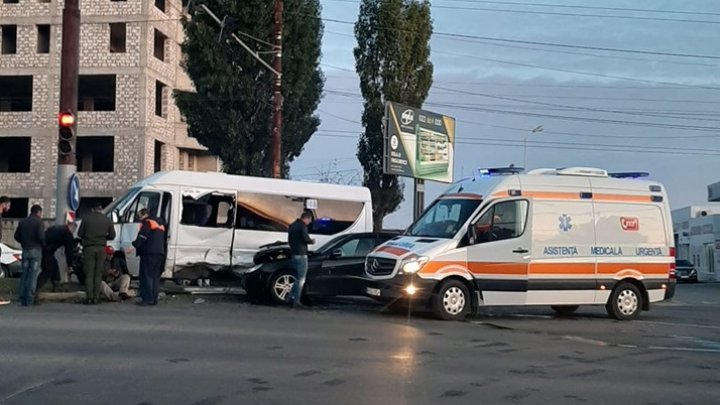 ДТП в столице: маршрутка с пассажирами столкнулась с легковушкой и врезалась в столб (ФОТО)