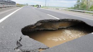 Будто и не чинили: на одной из столичных улиц после ремонта вновь появилась яма