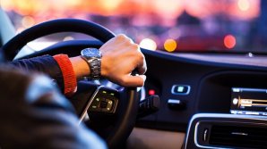 Обгоняя пешеходов: нетерпеливый водитель объехал столичную пробку по тротуару (ВИДЕО)