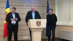 Социалисты намерены узаконить право президента быть членом политической партии