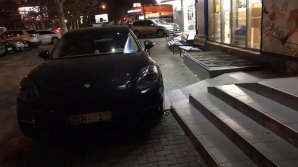 Водитель "Порше" припарковался как "Бог": "Им плевать - так и нам тоже!"