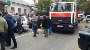 Мусоровоз сбил пешехода в столице (ВИДЕО)