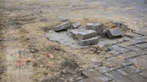 В центре Кишинева под автомобилем образовалась яма: рабочие не спешат "залатать" дыру