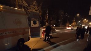 Пешеход попал под машину в столице: пострадавший в тяжёлом состоянии 