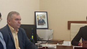 Не икона, но в углу: портрет президента замечен на почетном месте в кабинете депутата-социалиста