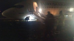 ЧП в одесском аэропорту: самолет Турецких авиалиний сел на брюхо из-за трудностей при посадке (ВИДЕО)