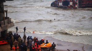 Терпящий бедствие у берегов Одессы танкер перевернулся (ВИДЕО)