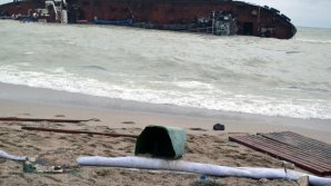 Пахнет соляркой, пляж усыпан канистрами, люди купаются: как выглядит одесское побережье после крушения танкера (ВИДЕО)