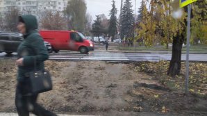 Неудобства для пешеходов: на Ботанике жителям приходится переходить улицу по грязи (ФОТО)