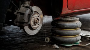 Оживление у автосервисов: водители торопятся "переобуть" машины к зиме