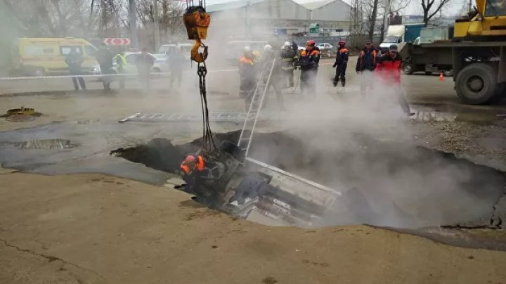 Сварились заживо: в Пензе машина с пассажирами провалилась в кипяток (ФОТО, ВИДЕО)