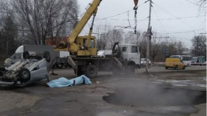 Сварились заживо: в Пензе машина с пассажирами провалилась в кипяток (ФОТО, ВИДЕО)