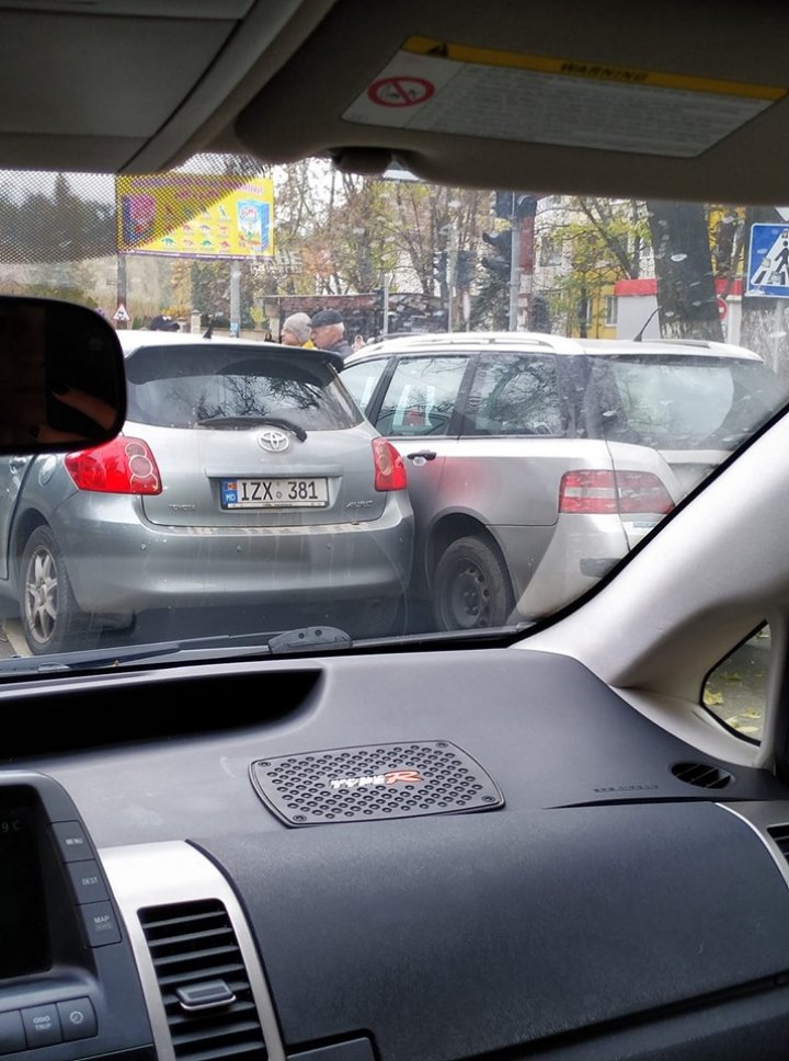 Движение встало: пробка сковала улицу на Буюканах после утреннего ДТП (ВИДЕО)