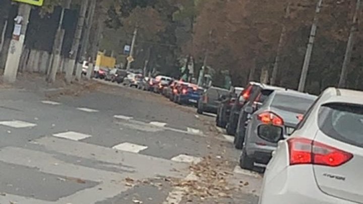 Движение встало: пробка сковала улицу на Буюканах после утреннего ДТП (ВИДЕО)