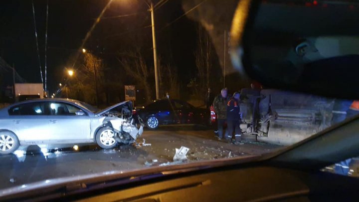 ДТП в столице: одна машина перевернулась (ФОТО)