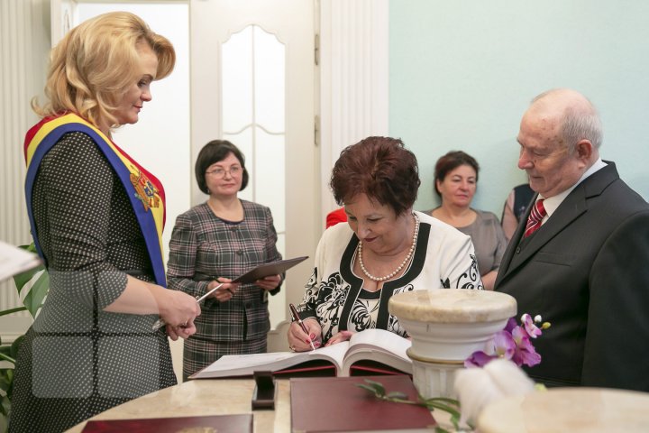 Счастливы вместе вот уже полвека: мэрия Кишинева поздравила юбиляров с золотой свадьбой (ФОТОРЕПОРТАЖ)