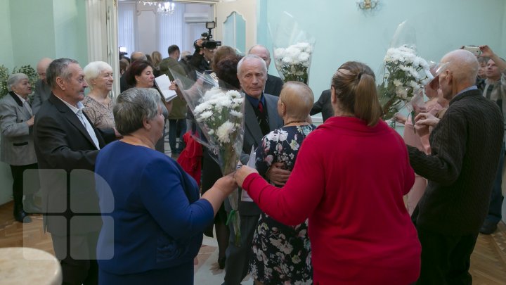 Счастливы вместе вот уже полвека: мэрия Кишинева поздравила юбиляров с золотой свадьбой (ФОТОРЕПОРТАЖ)