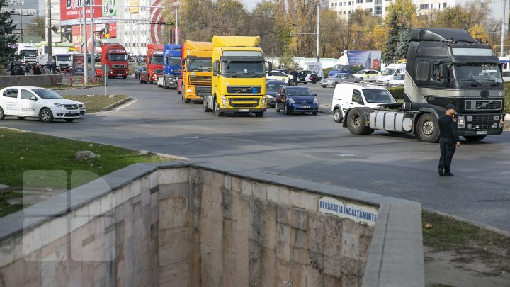 Протест транспортников: десятки грузовиков выстроились на трассе (ФОТО, ВИДЕО)