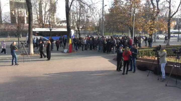 Протест перед зданием парламента: в центре столицы собрались сторонники Майи Санду (ФОТО)