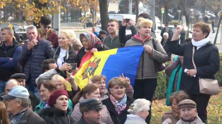 Протест перед зданием парламента: в центре столицы собрались сторонники Майи Санду (ФОТО)