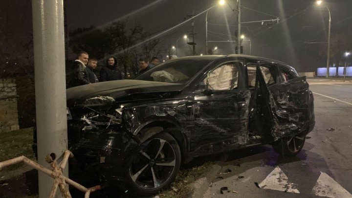 Ночное ДТП в столице: на круговой развязке столкнулись два автомобиля и троллейбус (ВИДЕО) 