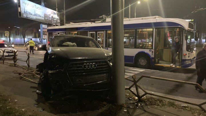 Ночное ДТП в столице: на круговой развязке столкнулись два автомобиля и троллейбус (ВИДЕО) 