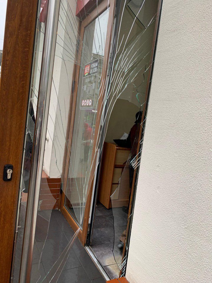 Вандал повредил дверь Прокуратуры по борьбе с организованной преступностью (ФОТО, ВИДЕО)