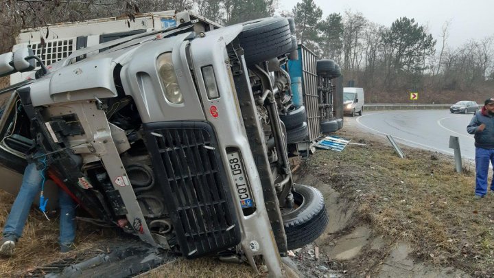 В Хынчештском районе перевернулась фура: сутки машину не могут поставить на колеса (ФОТО, ВИДЕО)