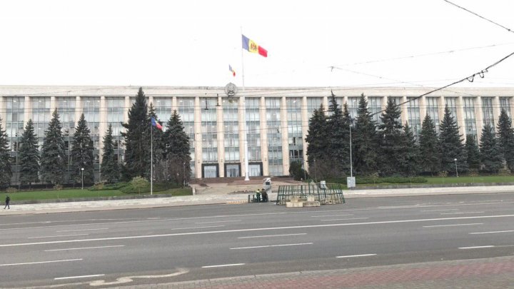 Магия зимних праздников: в Кишиневе приступили к установке праздничной елки (ФОТО, ВИДЕО)