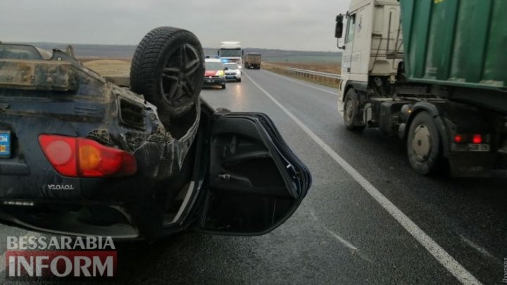 В Одесской области перевернулся автомобиль с семьёй из Молдовы (ФОТО)