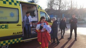 Новорожденного, которому нужна срочная операция, отправили в Бухарест на вертолете SMURD