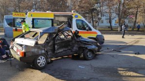 Машина всмятку: возле остановки в Бельцах столкнулись две легковушки (ФОТО)