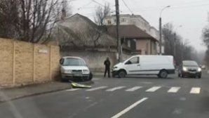 Авария на Буюканах: в результате столкновения с легковушкой машина такси въехала в забор (ВИДЕО)