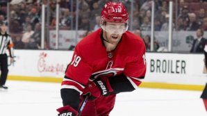 Невероятная траектория: Дуги Хэмилтон забросил шайбу с центра площадки