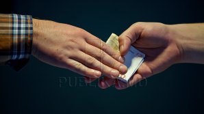 Кишинёвского следователя поймали на взятке в четыре тысячи евро