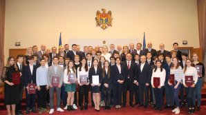 Школьники-призёры международных олимпиад получили награды от Министерства образования