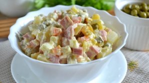 Хватит на всех: россиянин приготовил салат "Оливье" в бетономешалке (ВИДЕО)