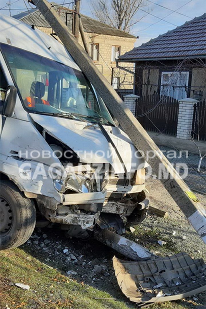 ДТП в селе Томай: микроавтобус врезался в опору ЛЭП и обесточил часть домов