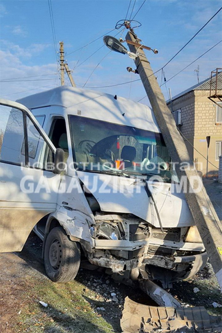 ДТП в селе Томай: микроавтобус врезался в опору ЛЭП и обесточил часть домов