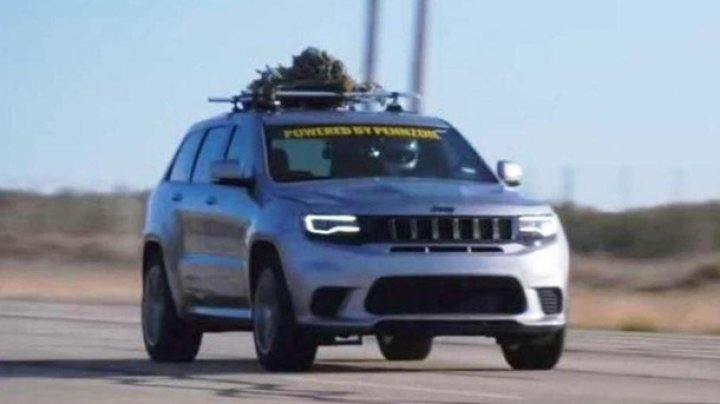 Jeep Grand Cherokee с ёлкой на крыше установил рекорд скорости (ВИДЕО)