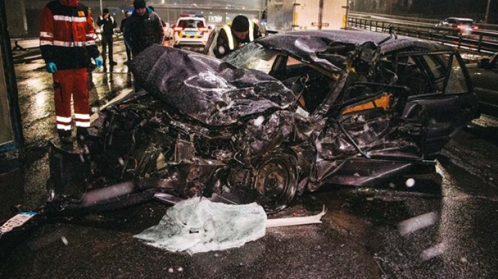 В Киеве фура раздавила легковушку с водителем: мужчина погиб на месте (ФОТО)