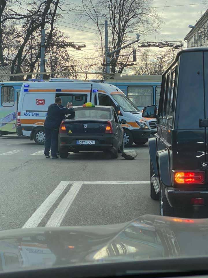 Очередная авария в столице: на месте ДТП находится бригада врачей скорой помощи (ФОТО)