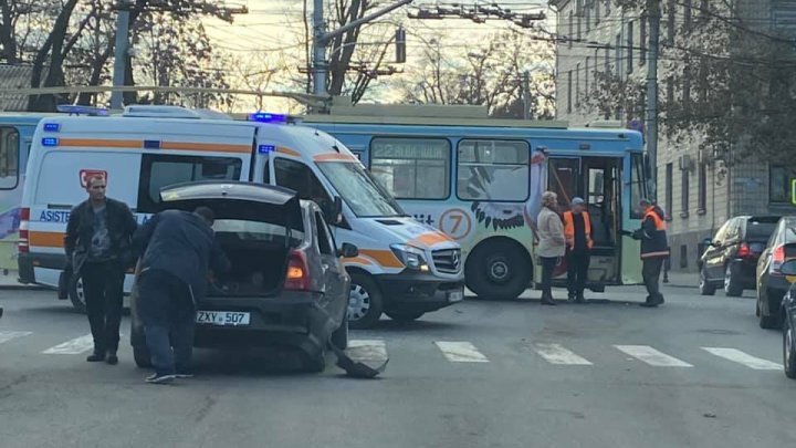 Очередная авария в столице: на месте ДТП находится бригада врачей скорой помощи (ФОТО)