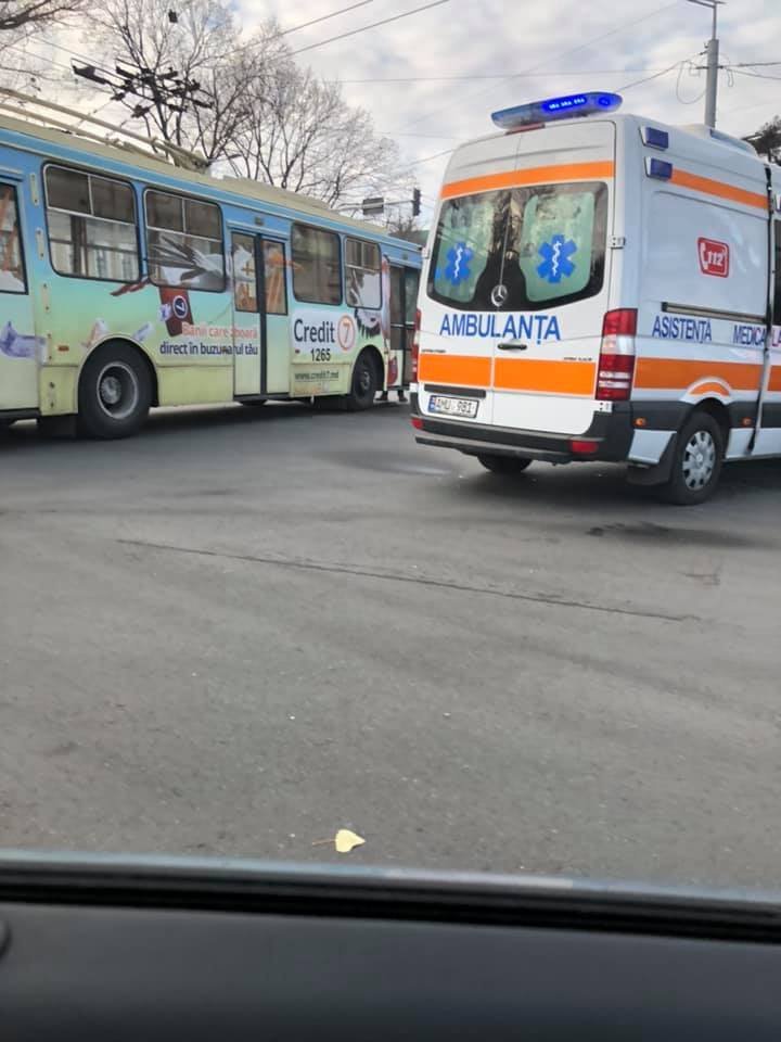 Очередная авария в столице: на месте ДТП находится бригада врачей скорой помощи (ФОТО)