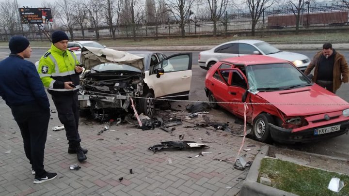 ДТП на столичной улице Албишоара: два человека в больнице, одна из машин всмятку (ФОТО)